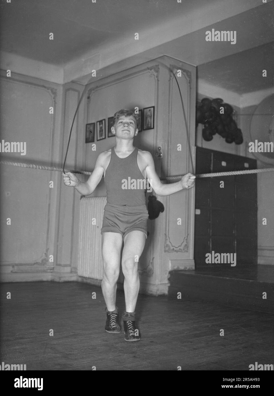 Dans le 1930s. Le jeune boxeur junior prometteur Börje Hansson à la salle de boxe, entraînement corde de saut. Suède 1939. Kristoffersson réf. 4-8 Banque D'Images