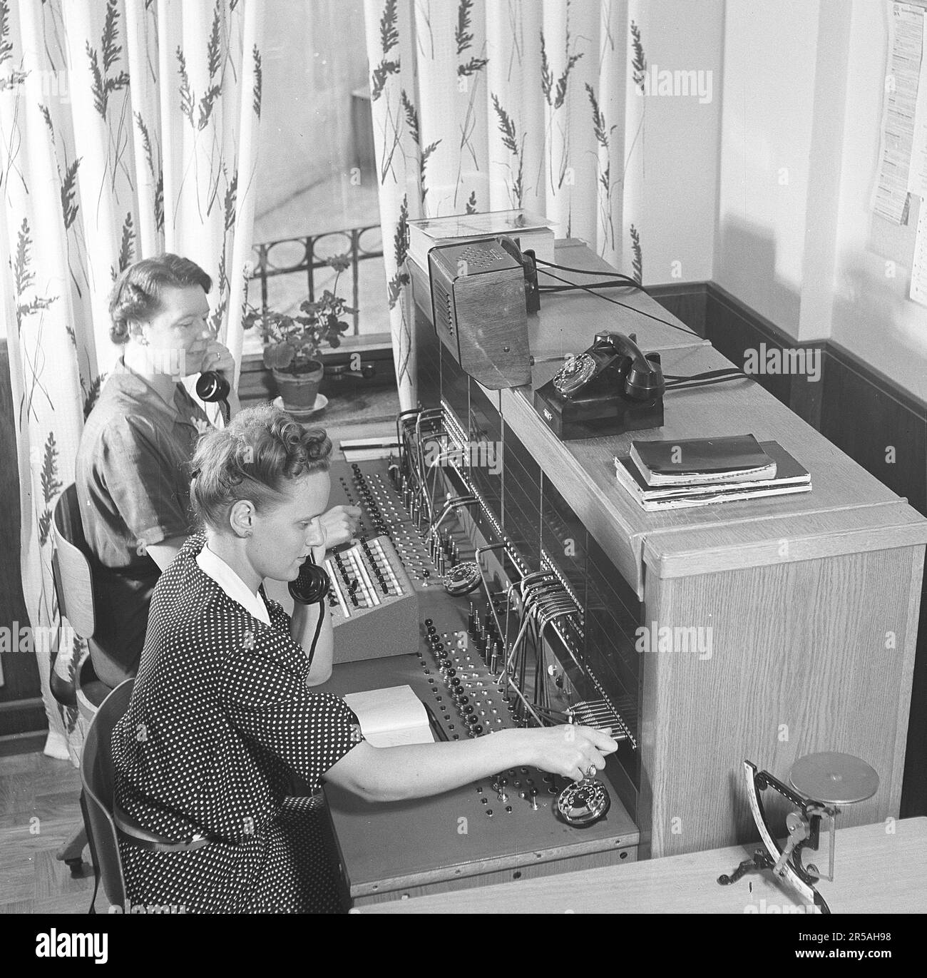 Téléphonie dans le 1950s. Deux femmes travaillant à un standard ...