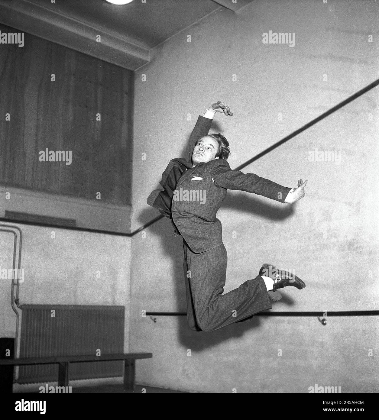 Karl-Gustaf Kristoffersson, 1918-2011, photographe suédois légendaire. L'idée de prendre des photos de personnes dans l'air, le saut est en partie crédité à Philippe Halsman qui pendant une période de six ans dans les 1950s a demandé à tous ses plus célèbres de sauter pour son appareil photo. Cette photo est prise en Suède 1947, avant la série de photos de Halsman. Réf. AA26-7 Banque D'Images