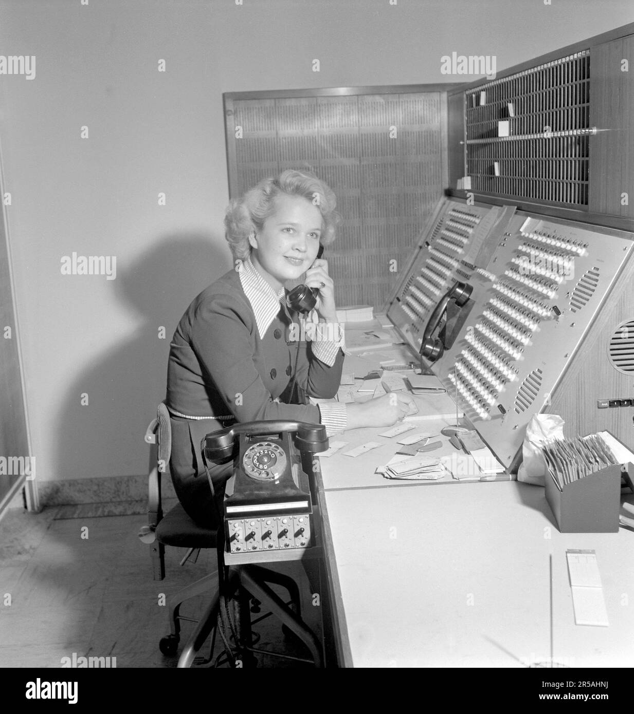 Téléphonie dans le 1950s. Une femme travaillant à un standard ...