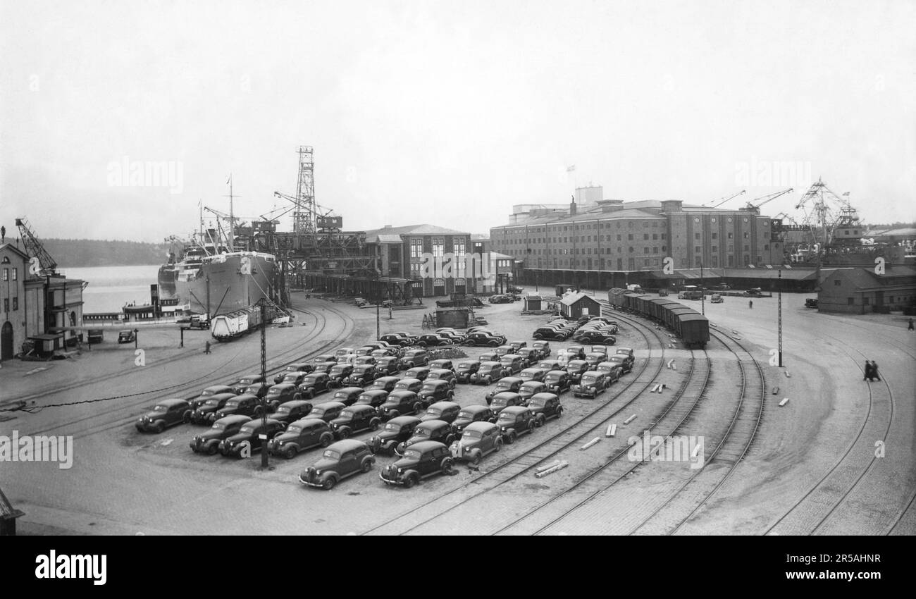 Stockholm dans l'ancien temps. Le port libre de Stockholm, inauguré en 1919. Le port, qui était le plus grand de Suède, était considéré comme l'un des ports les plus modernes du monde. Le coût de construction s'élève à 30 millions de SEK. Le port se compose de deux jetées avec un bassin entre les deux avec une longueur de quai de 1218 mètres. La photo montre un grand nombre de voitures Ford importées en Suède dans l'espace ouvert avec les magazines 1, 2 et 3 visibles. 1920-1930 Banque D'Images