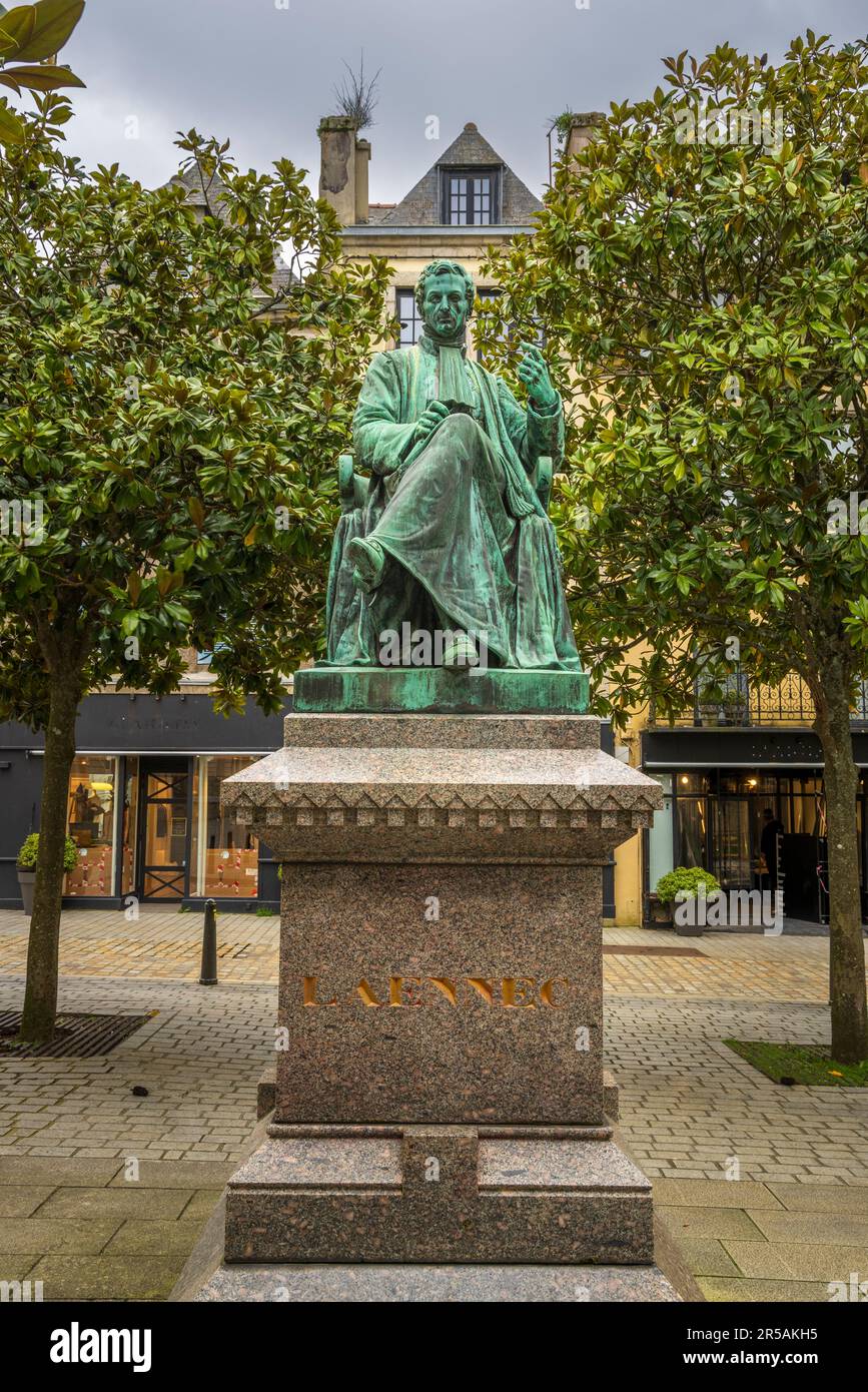 Statue de Laennec, médecin et inventeur du stéthoscope, Quimper, Bretagne, France Banque D'Images