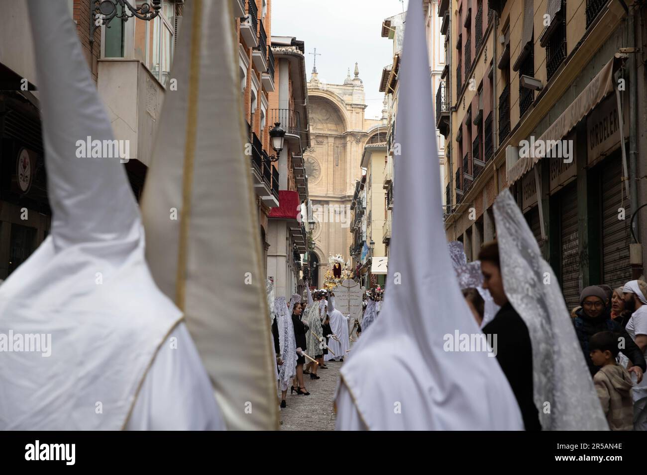 Capirotes lors d'une procession pour la semaine sainte à Grenade, Espagne, capirotes et tenues traditionnelles durant la semaine sainte, Grenade, espagne Banque D'Images