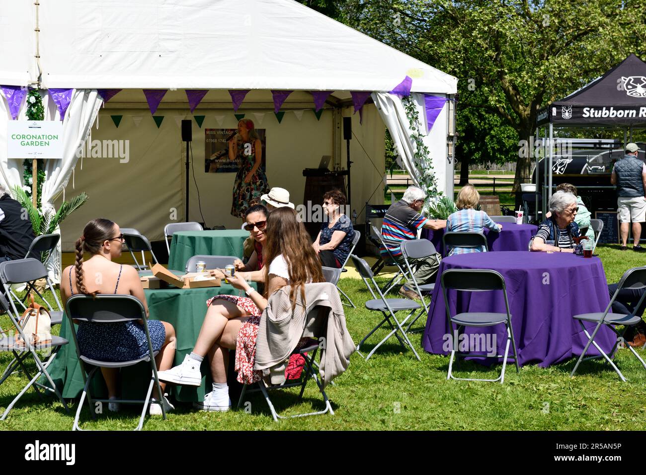 Les gens appréciant le temps d'été avec de la nourriture et des boissons.Blenheim Palace Oxfordshire Angleterre royaume-uni. 27 mai 2023 Banque D'Images