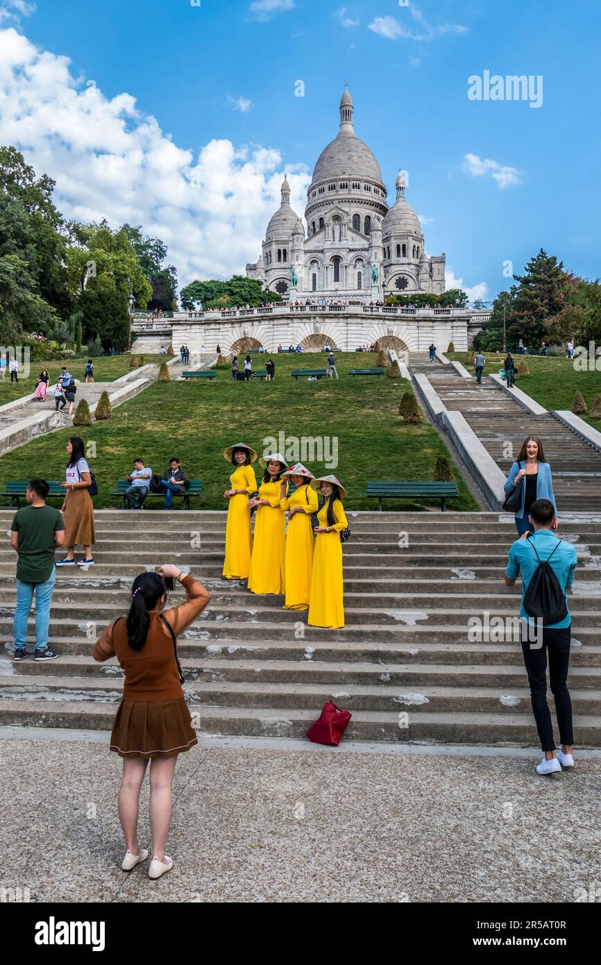 Paris, France - 09-10-2018: Des filles chinoises vêtues de robes traditionnelles à Paris avec la basilique de Montmartre en arrière-plan Banque D'Images