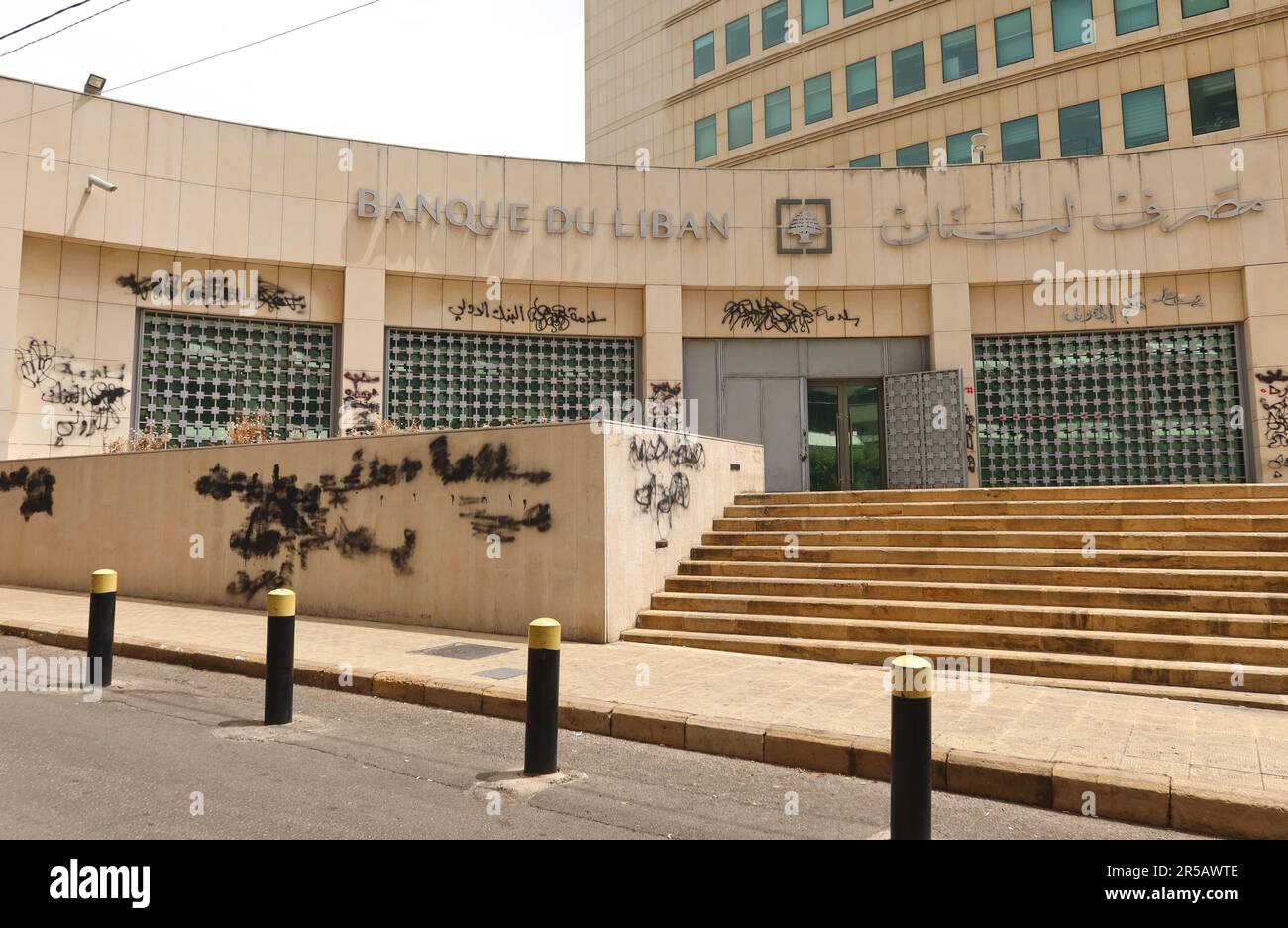 Un coup de feu de la construction vandalisée de la Banque centrale libanaise vu à Beyrouth, au Liban, sur 2 juin 2023. Le Vice-Premier Ministre libanais Saade Chami on 1 juin a demandé la démission de son Gouverneur Riad Salameh, après que le Gouvernement libanais ait reçu deux avis rouges d'Interpol pour lui. Selon des sources judiciaires, les avis faisaient suite à des mandats d’arrêt émis contre Salameh par des juges français et allemands pour des accusations de blanchiment d’argent, de fraude, de détournement de fonds et d’enrichissement illicite. Salameh a été accusé d'avoir détourné plus de 330 millions de dollars américains de fonds publics. (Photo d'Elisa Gestri/SIPA USA) Banque D'Images