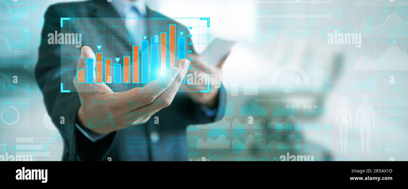 Business Analytics et Data Management System. Un homme d'affaires détient et présente un graphique financier, un graphique, un rapport de la base de données pour les finances, Operat Banque D'Images