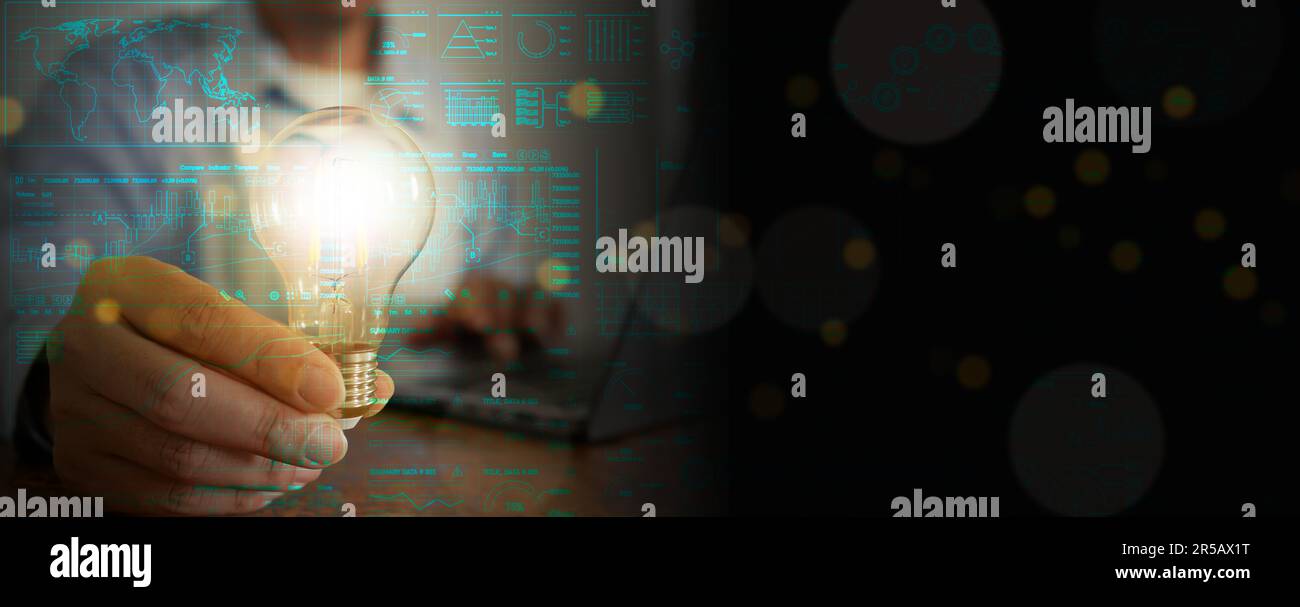 Business Analytics et Data Management System. Un homme a trouvé la réponse, la solution, l'innovation ou l'idée en analysant les données sur la base de données mondiale pour la finance, Banque D'Images