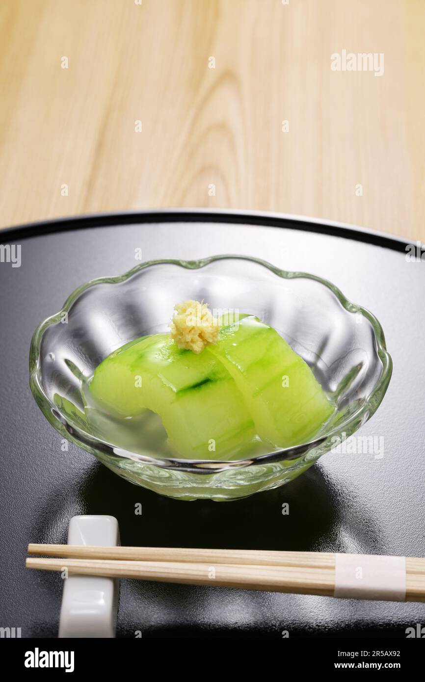 Couleur jade de concombre Kaga Futo Simmered avec bouillon dashi, cuisine traditionnelle japonaise Banque D'Images