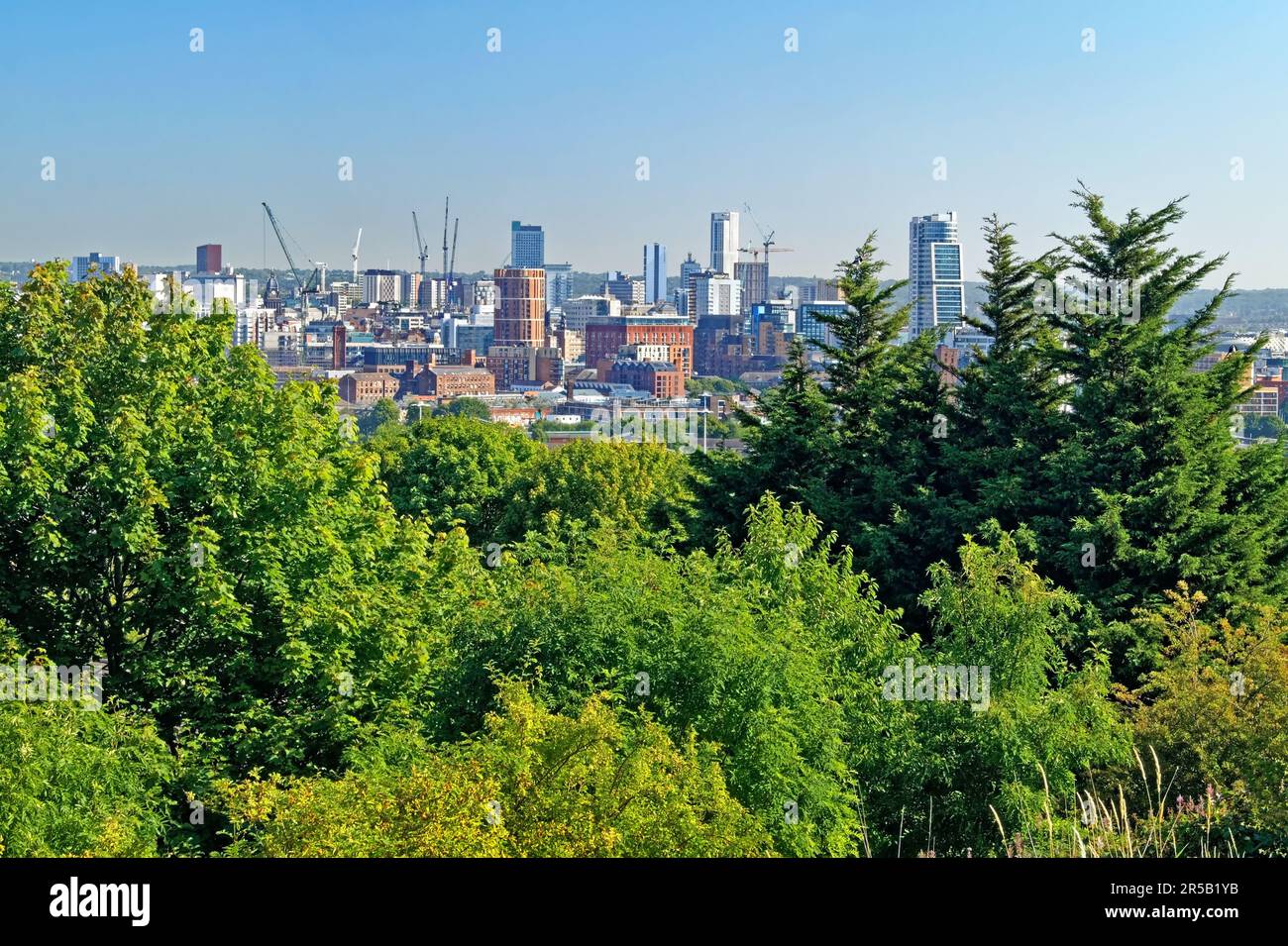 Royaume-Uni, West Yorkshire, Leeds Skyline depuis le cimetière de Holbeck. Banque D'Images