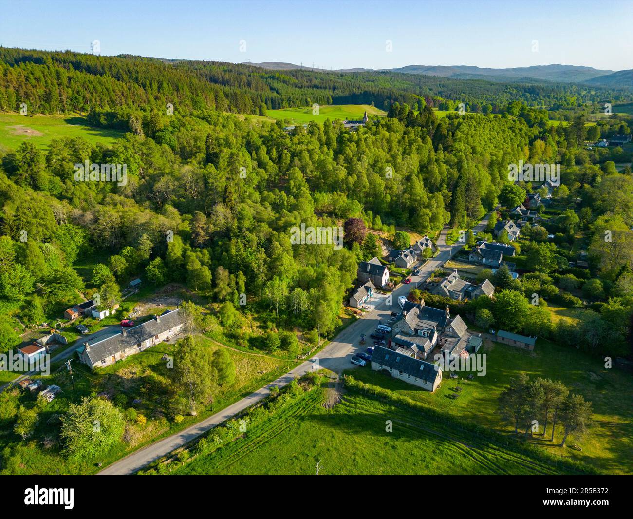 Vue aérienne de Toich un village de conservation modèle victorien situé dans les Highlands écossais à l'extrémité ouest de Strathglass, Écosse, Royaume-Uni Banque D'Images
