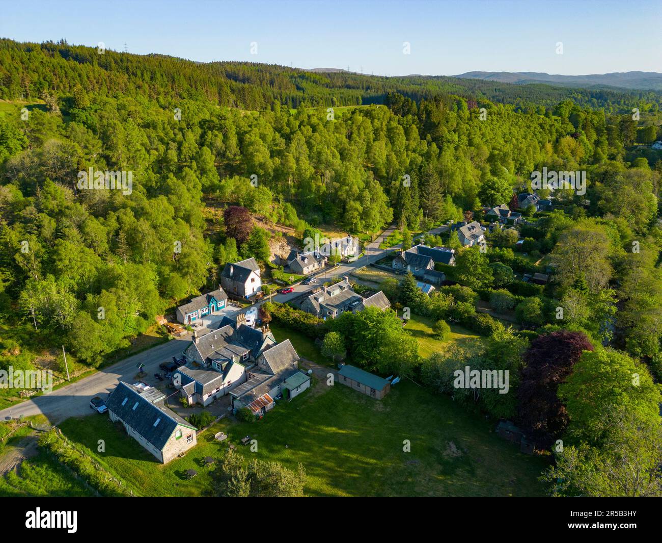 Vue aérienne de Toich un village de conservation modèle victorien situé dans les Highlands écossais à l'extrémité ouest de Strathglass, Écosse, Royaume-Uni Banque D'Images
