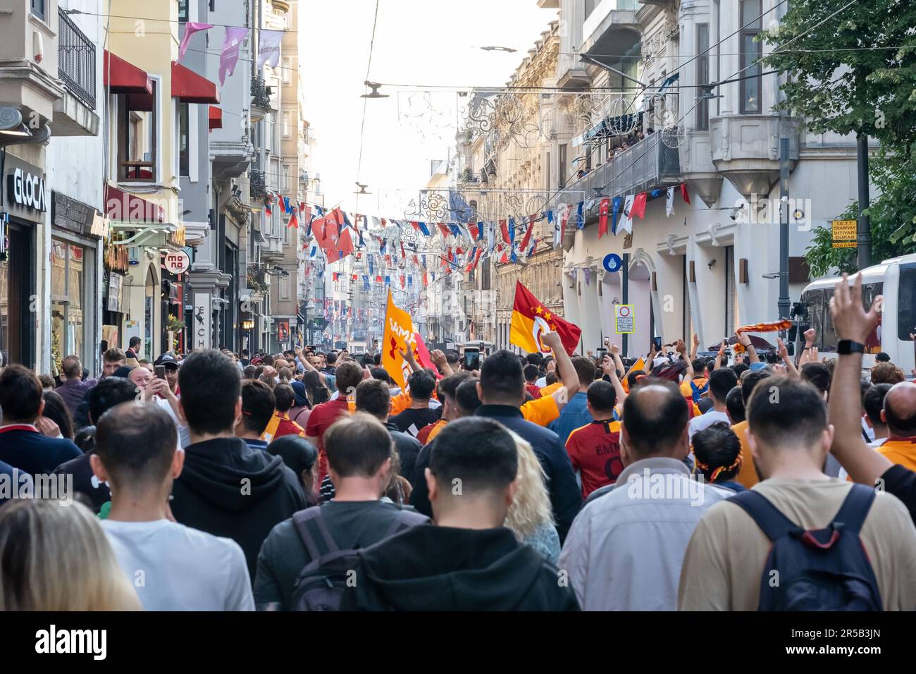De nombreux fans de Galatasaray marchant avec des drapeaux dans la rue Istiklal, célébration du championnat de Galatasaray à Istanbul, les fans célèbrent la victoire Banque D'Images