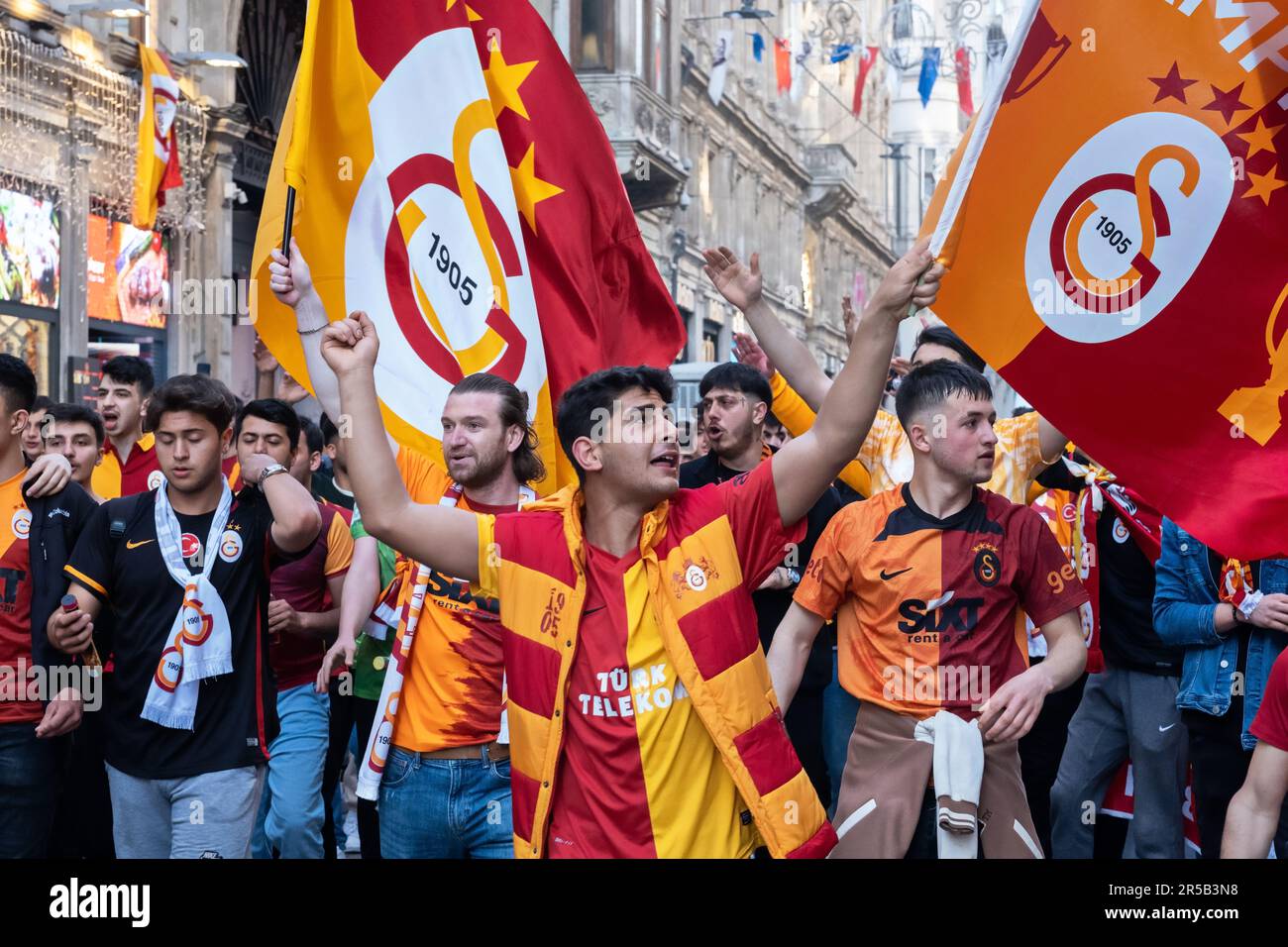 Jeunes marchant avec les drapeaux de Galatasaray, célébration du championnat de Galatasaray à Istanbul, les fans célèbrent la victoire du titre turc Super LIG Banque D'Images