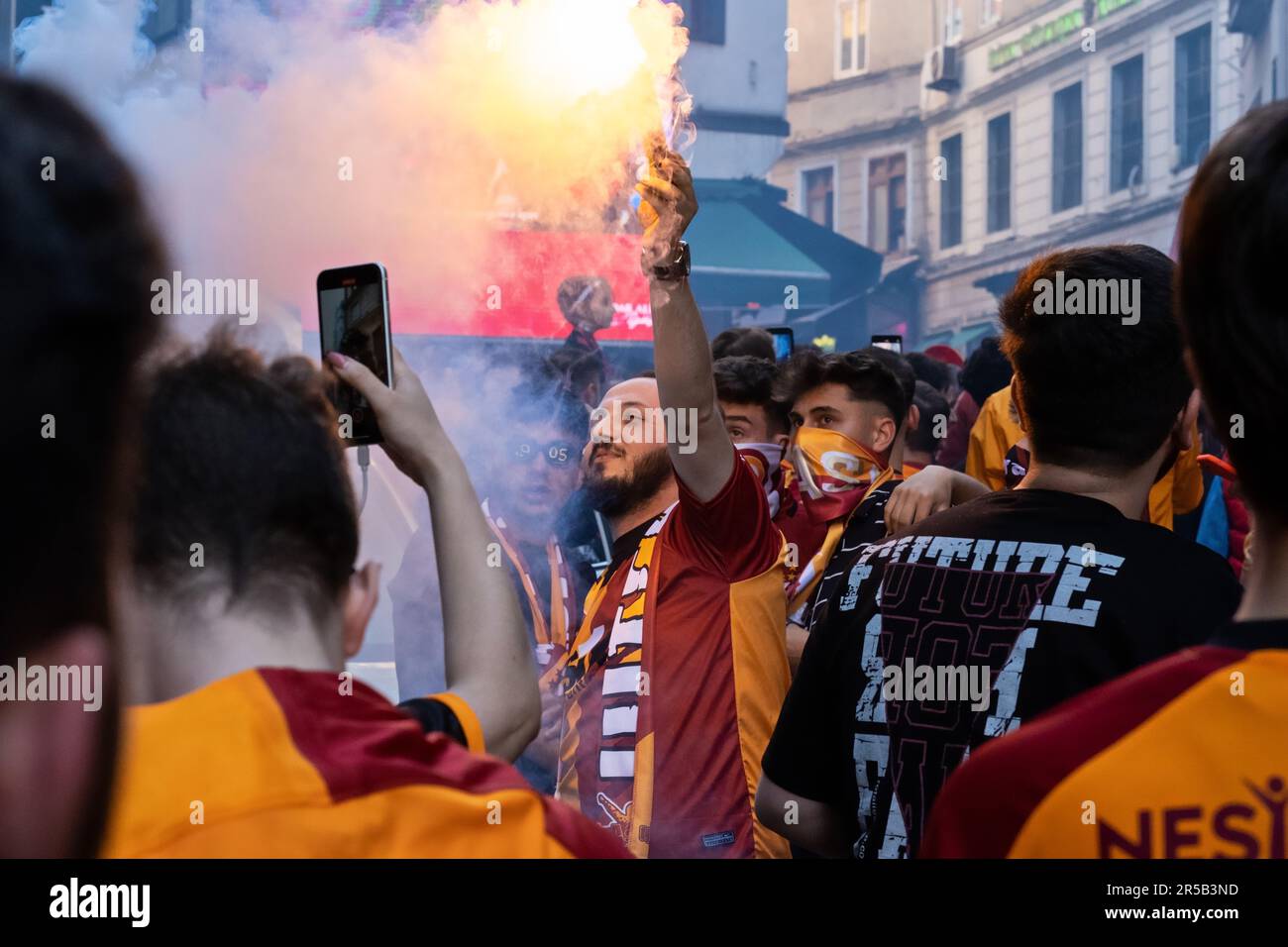 Fan de Galatasaray avec éclat dans sa main, célébration du championnat de Galatasaray à Istanbul, les fans célèbrent la victoire du titre Super LIG à Taksim Banque D'Images