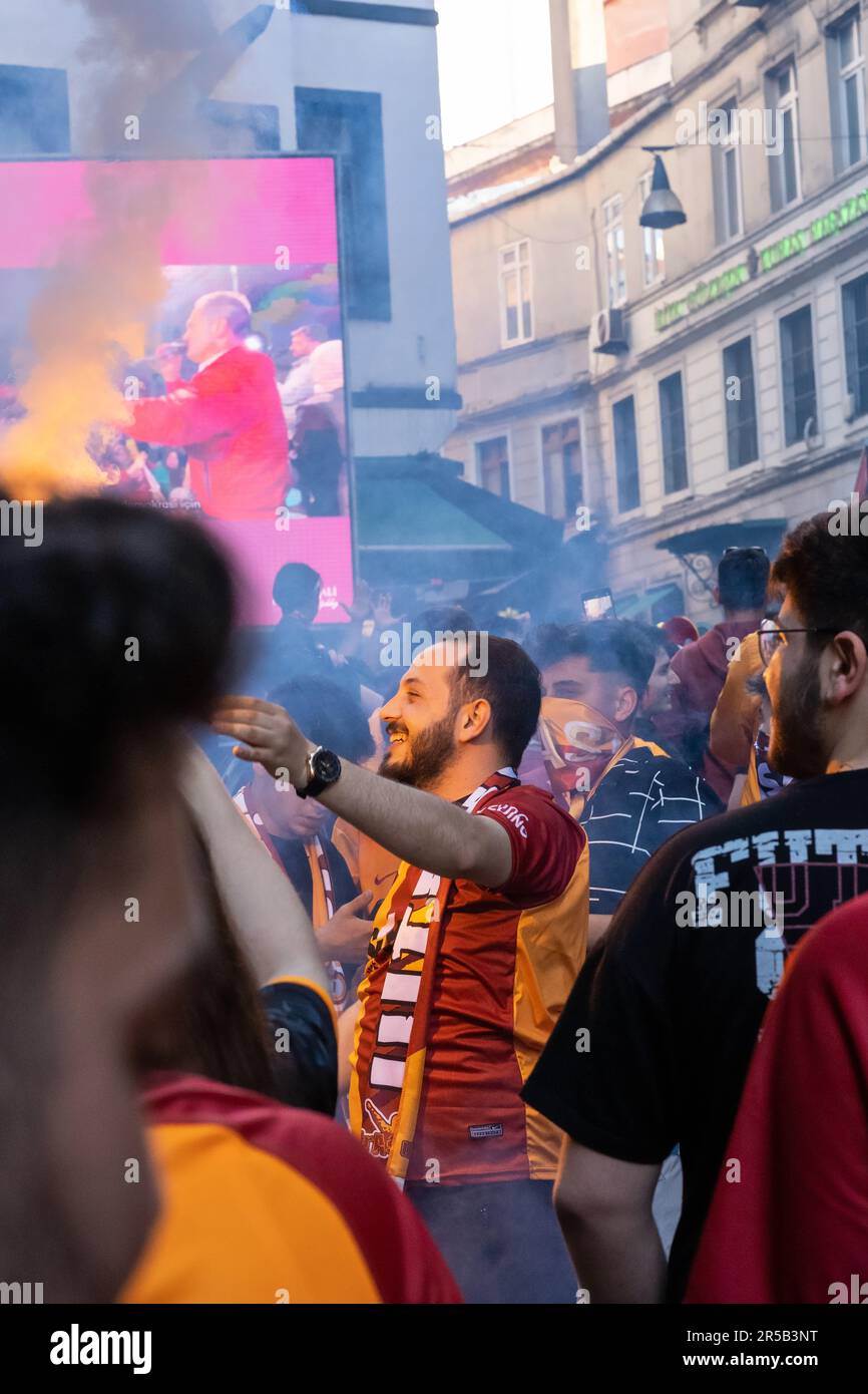 Joyeux fan de Galatasaray avec des fusées éclairantes, célébration du championnat de Galatasaray à Istanbul, les fans célèbrent la victoire du titre Super LIG à Taksim Banque D'Images