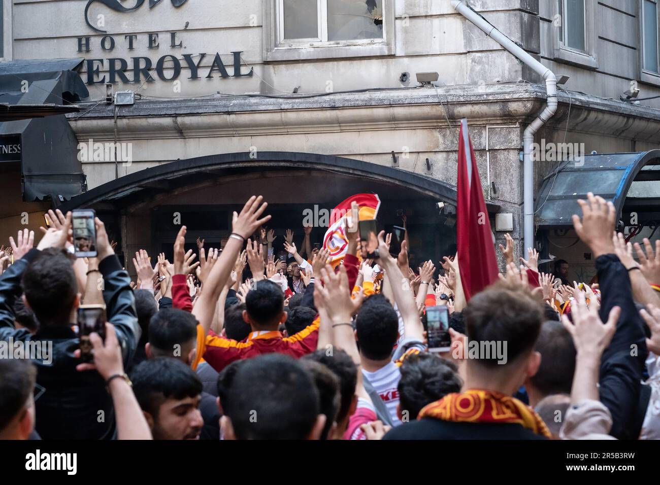 Une foule de fans de Galatasaray chantant des chants, célébrant le championnat de Galatasaray à Istanbul, les fans célèbrent la victoire du titre turc Super LIG Banque D'Images