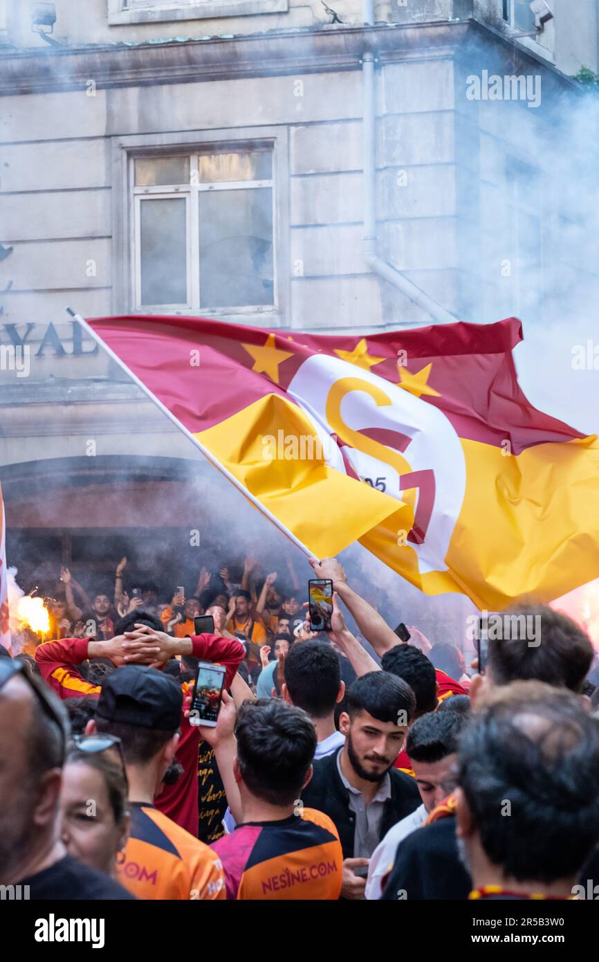De nombreux fans de Galatasaray à Nevizade avec drapeau, célébration du championnat de Galatasaray à Istanbul, les fans célèbrent la victoire du titre turc Super LIG Banque D'Images