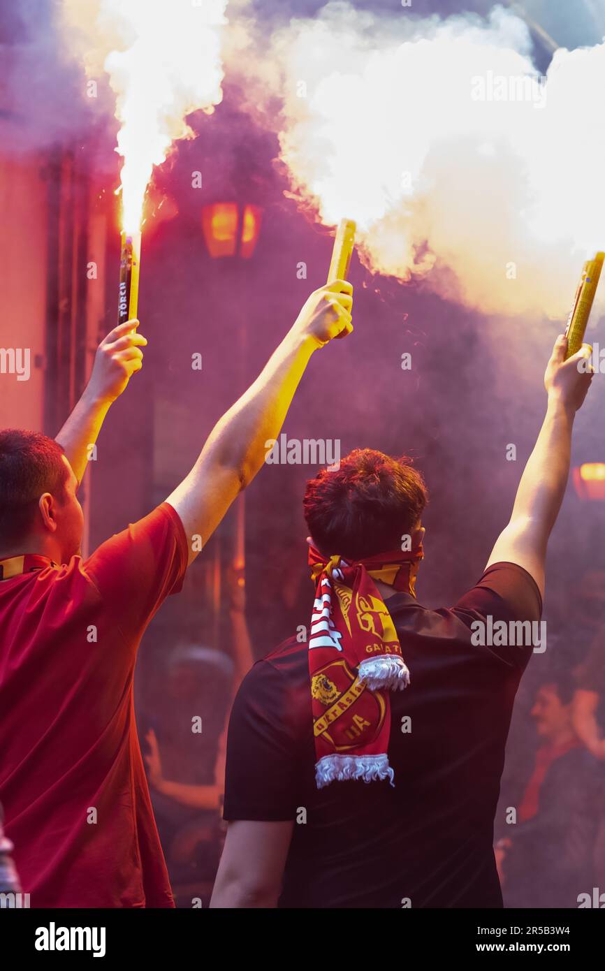 Deux hooligans Galatasaray tenant des fusées éclairantes, célébration du championnat Galatasaray à Istanbul, les fans célèbrent la victoire du titre turc Super LIG Banque D'Images