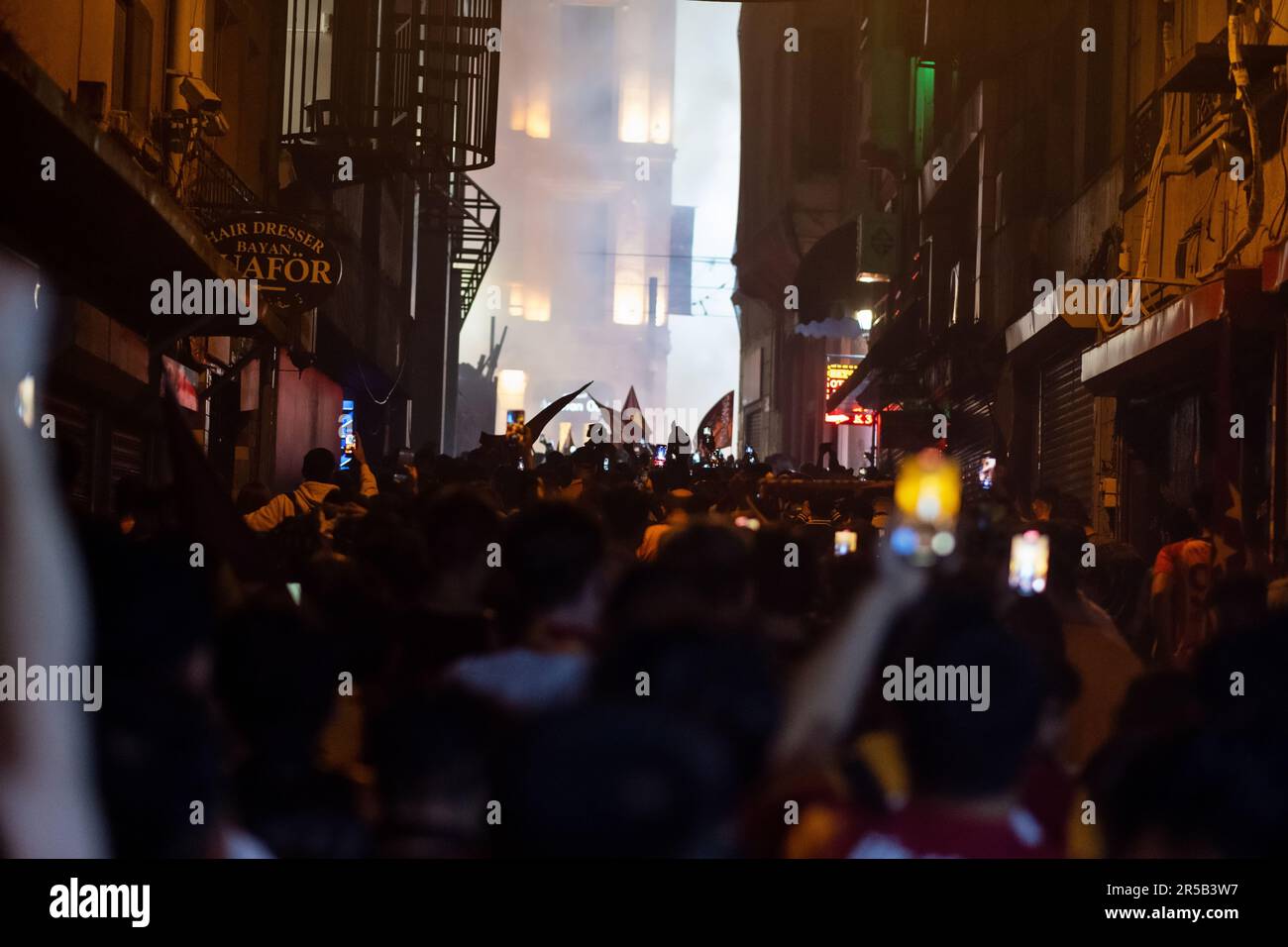 Silhouette de fan de Galatasaray, soirée de championnat, célébration de Galatasaray à Istanbul, les fans célèbrent la victoire du titre turc Super LIG à Taksim Banque D'Images