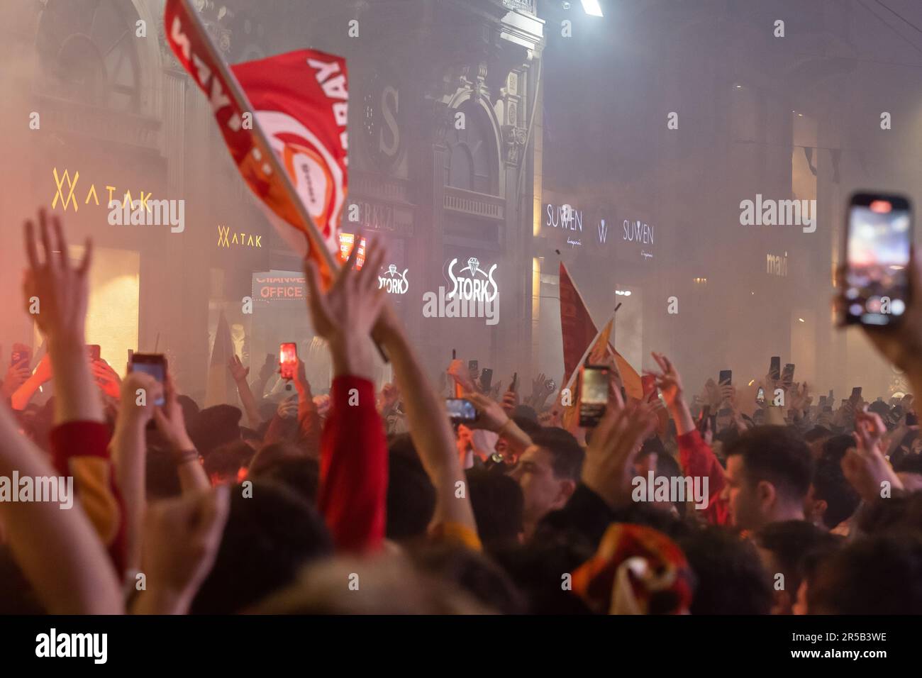 Attention sélective sur la joie des fans de Galatasaray, la célébration du championnat de Galatasaray à Istanbul, les fans célèbrent la victoire de Super LIG turc Banque D'Images