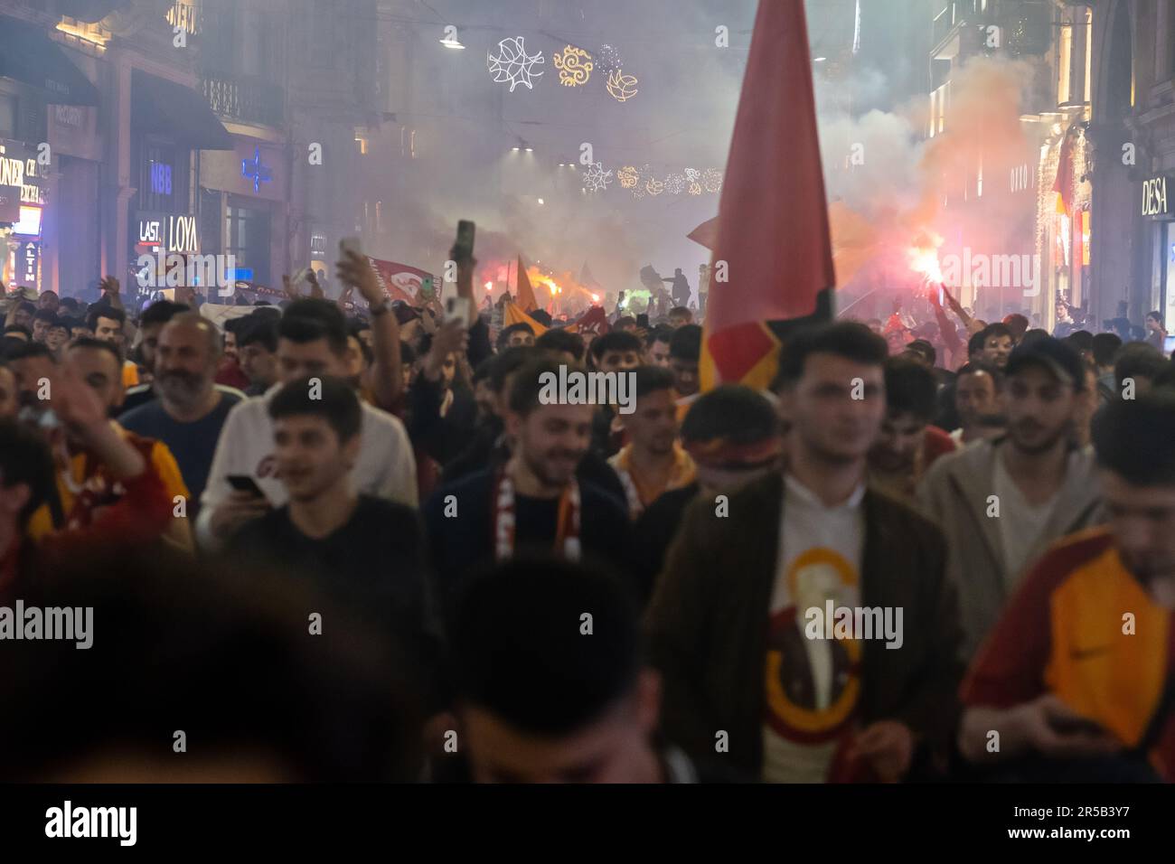 Fans de Galatasaray trop nombreux dans la rue, célébration du championnat de Galatasaray à Istanbul, les fans célèbrent la victoire du titre turc Super LIG à Taksim Banque D'Images