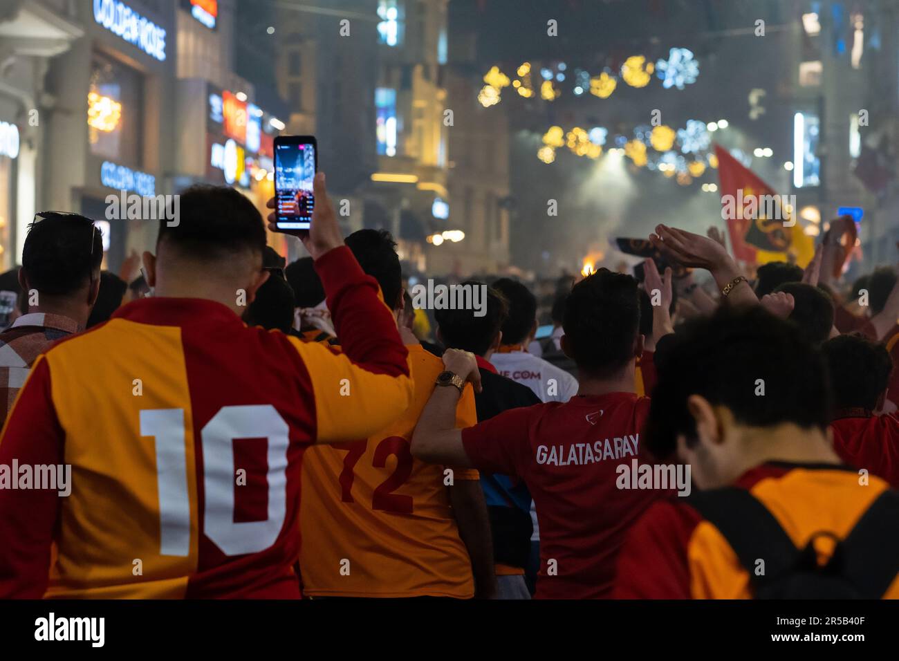 Groupe de fans avec des chemises Galatasaray leur dos tourné, célébration du championnat Galatasaray à Istanbul, les fans célèbrent Banque D'Images