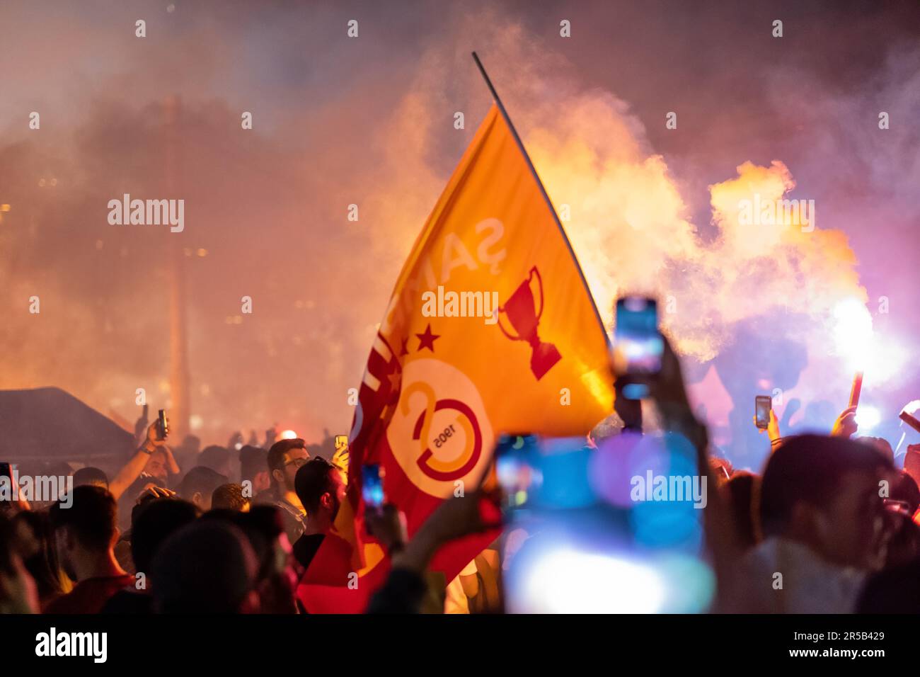 Célébration avec des fusées éclairantes et drapeau agitant, célébration du championnat Galatasaray à Istanbul, les fans célèbrent la victoire de Super LIG turc Banque D'Images