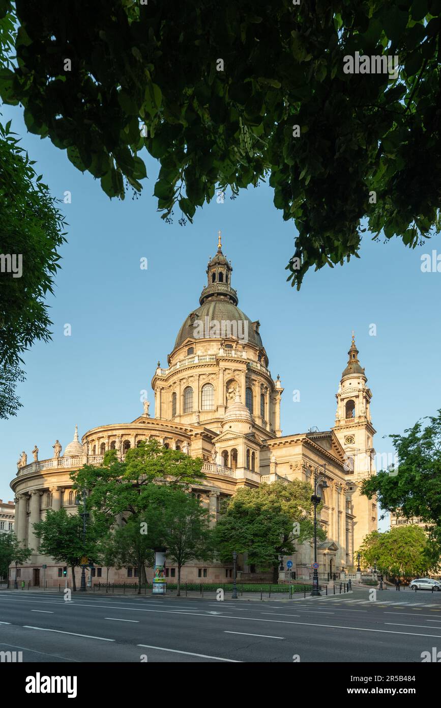 Le St. La basilique de Stephen à Budapest est un monument magnifique, connu pour sa grande architecture et sa riche signification historique. L'un des meilleurs a Banque D'Images