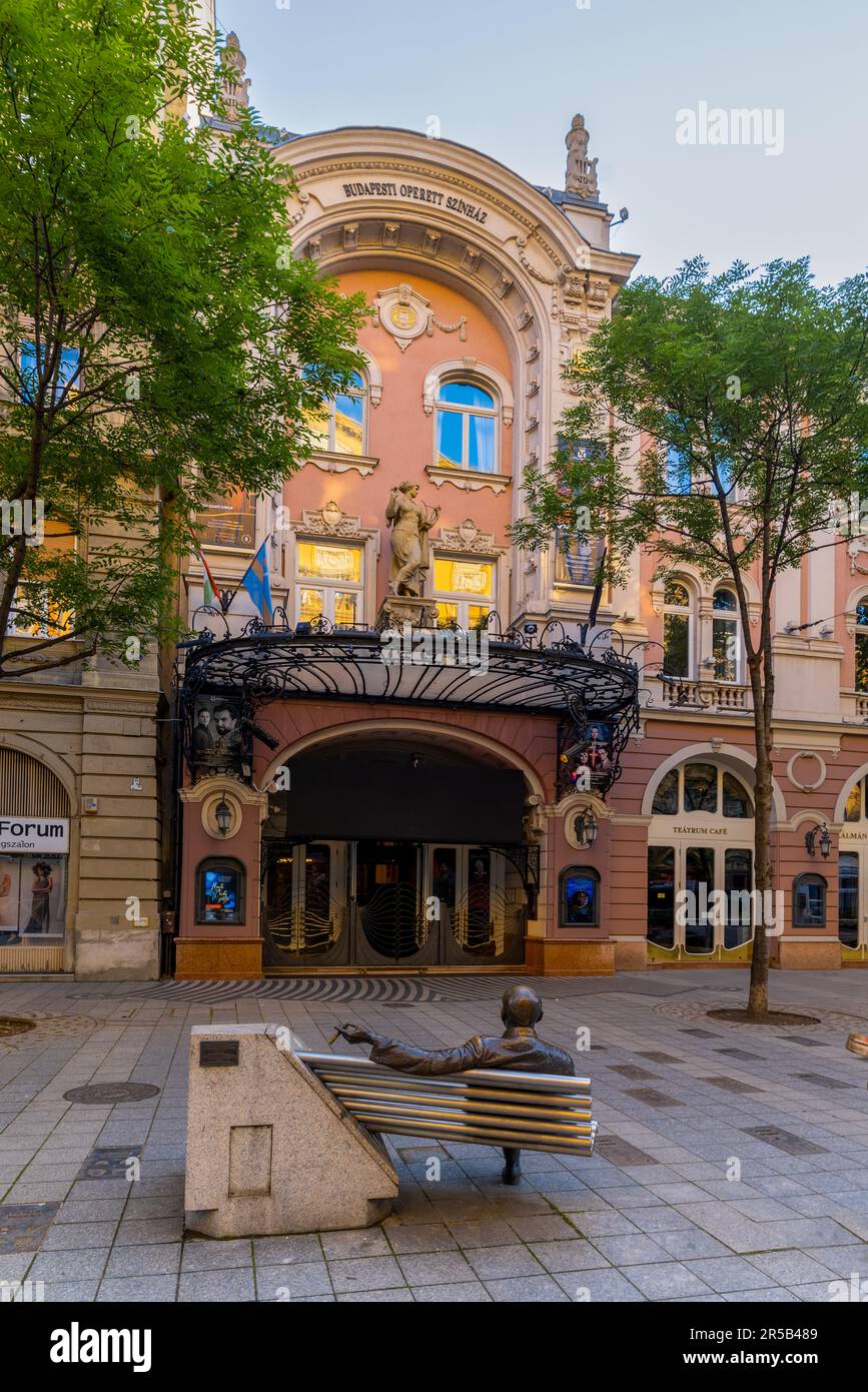 Théâtre Operetta de Budapest: Des performances captivantes, une histoire riche, une architecture étonnante, une atmosphère vibrante. Destination culturelle incontournable à Bucap Banque D'Images