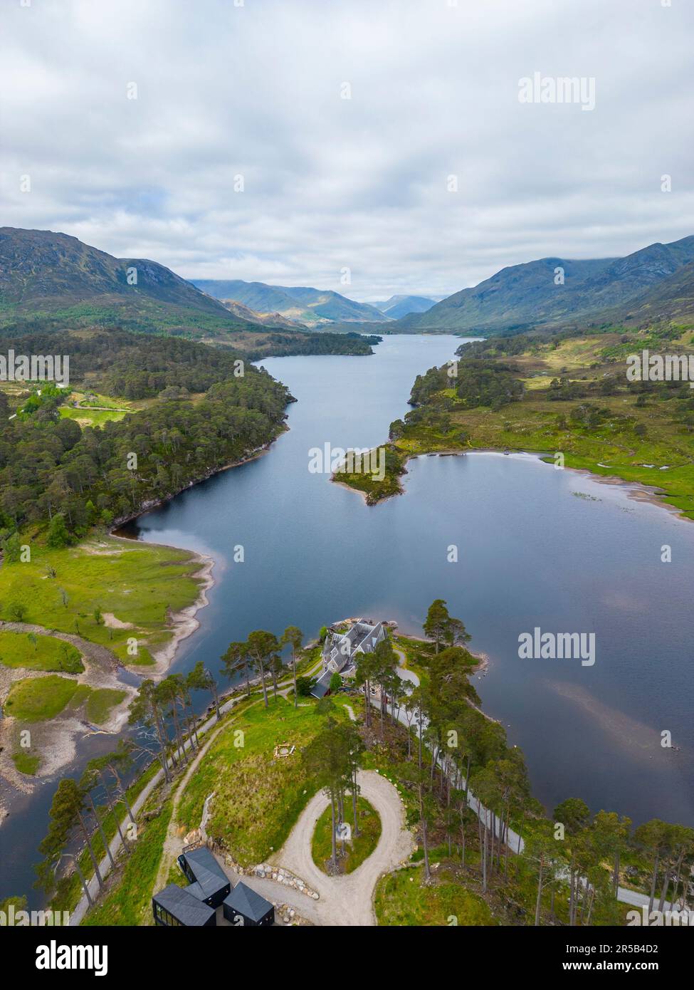 Vue aérienne le long de Glen Affric vers Glen Affric Lodge sur Glen Affric Estate et Loch Affric Scottish Highlands, Écosse, Royaume-Uni Banque D'Images