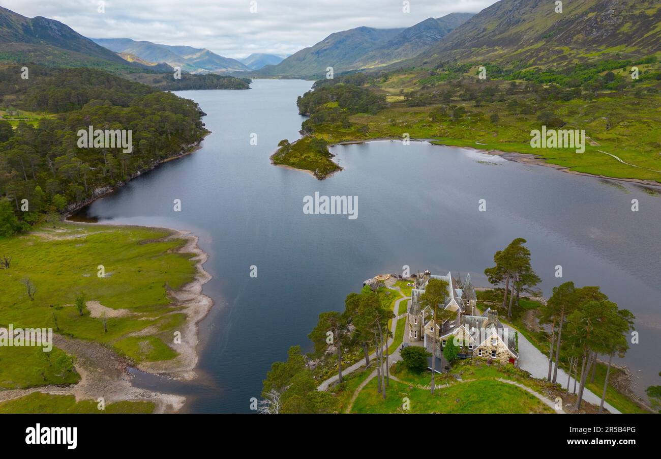 Vue aérienne le long de Glen Affric vers Glen Affric Lodge sur Glen Affric Estate et Loch Affric Scottish Highlands, Écosse, Royaume-Uni Banque D'Images