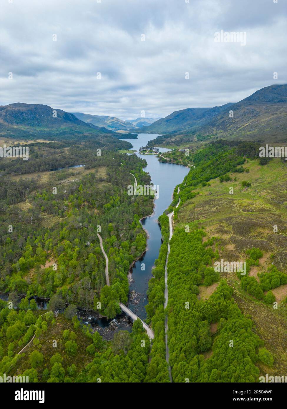 Vue aérienne le long de Glen Affric vers Loch Garbh Uisge et Loch Affric Scottish Highlands, Écosse, Royaume-Uni Banque D'Images