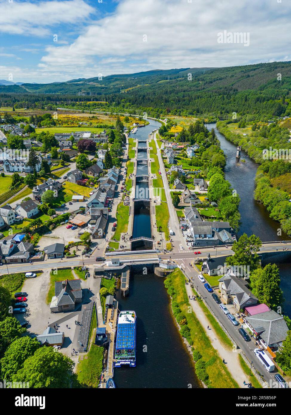 Vue aérienne du canal calédonien et de la rivière Oich à fort Augustus sur le Loch Ness, Écosse, Royaume-Uni Banque D'Images