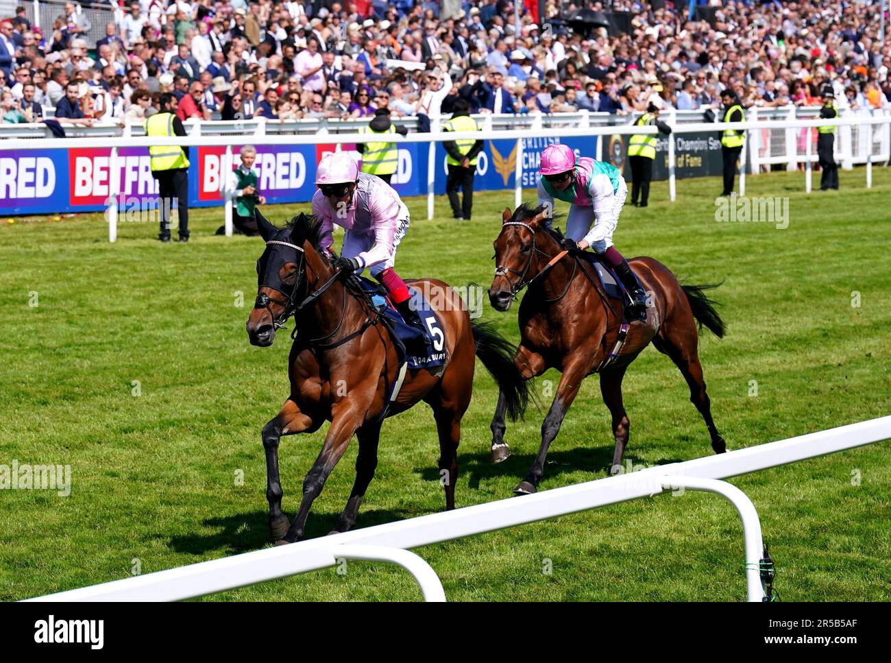 Emily Upjohn, criée par le jockey Frankie Dettori (à gauche), remporte la Dahlbury Coronation Cup pendant la journée des dames du Derby Festival 2023 à l'hippodrome d'Epsom Downs, à Epsom. Date de la photo: Vendredi 2 juin 2023. Banque D'Images