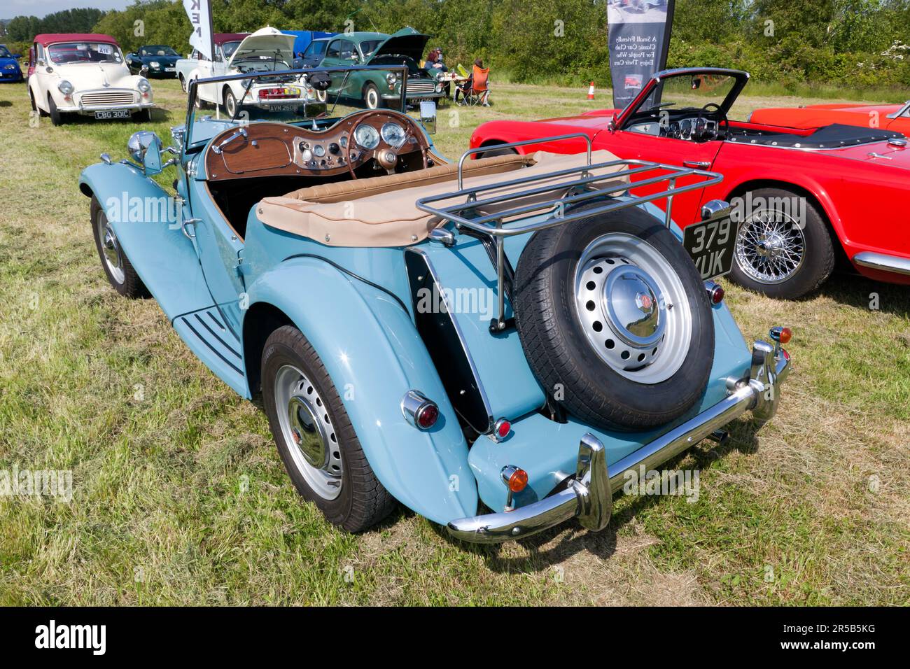 Vue de trois quarts arrière d'un Midget bleu, 1953 MG TD, exposé au salon de l'auto Deal Classic 2023 Banque D'Images