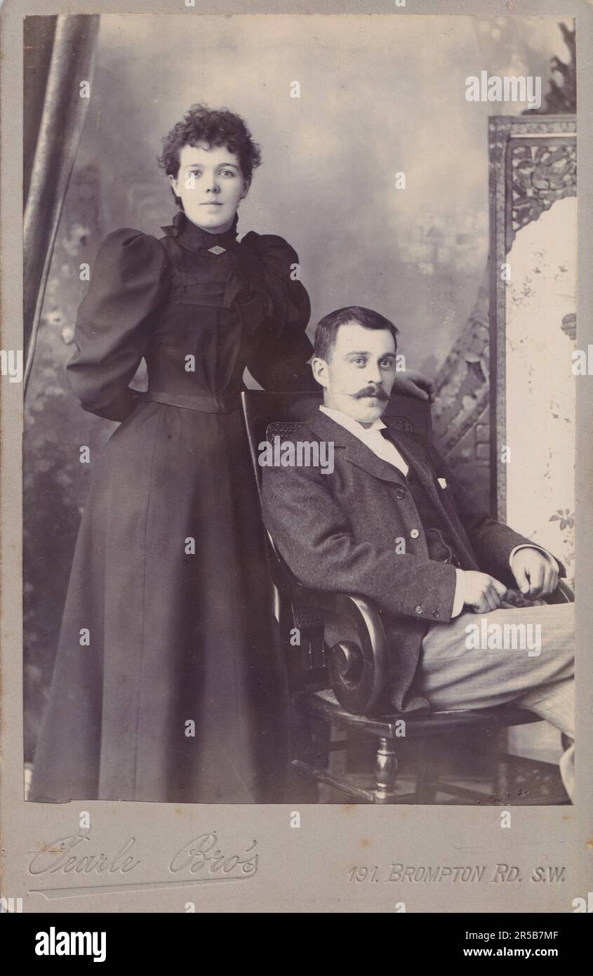 Couple inconnu - Searle Brothers Studio - carte de Visite, Brompton Rd, London SW Banque D'Images