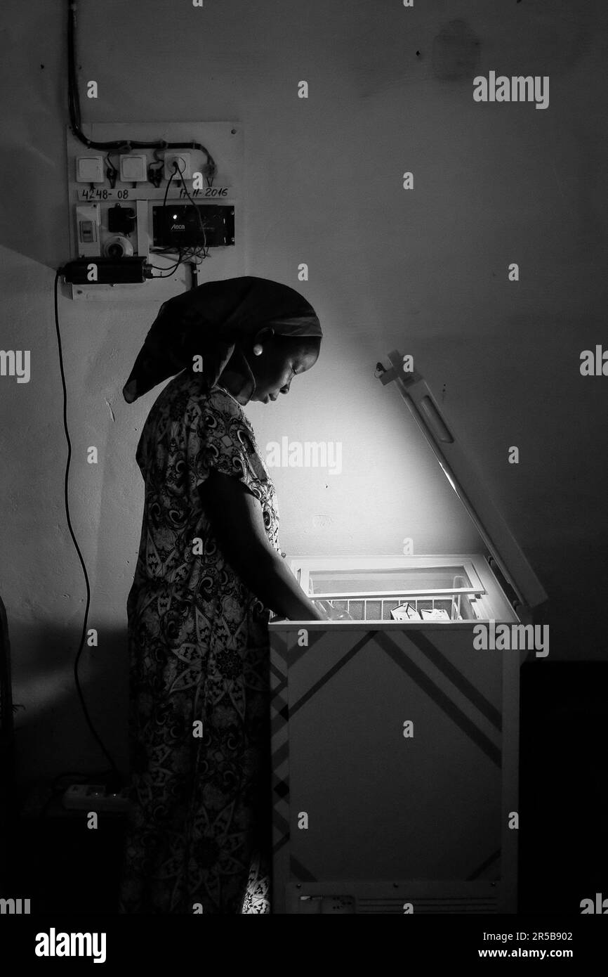 Nicolas Remene / le Pictorium - énergie solaire et développement rural dans la région de Gabu - 14/03/2017 - Guinée-Bissau / Gabu / Gabu - Pitche, chez Ana N'Toungue. Ana dispose d'un congélateur à énergie solaire, qu'elle utilise pour vendre de la crème glacée, de l'eau froide et des boissons. *Système solaire de maison (SHS) : système d'énergie solaire de maison Banque D'Images