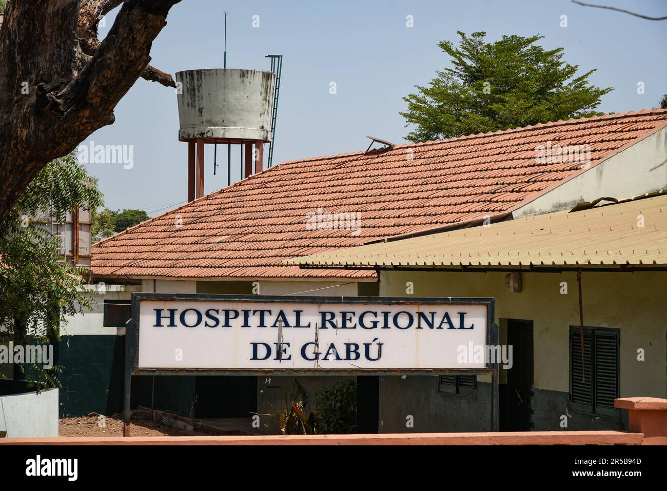 Nicolas Remene / le Pictorium - énergie solaire et développement rural dans la région de Gabu - 16/03/2017 - Guinée-Bissau / Gabu / Gabu - Hôpital régional de Gabu. L'hôpital est équipé d'un S2 pour chaque service, ce qui donne un total de 4 SHS, qui fournissent l'électricité et l'éclairage pour les salles de consultation et les salles adjacentes, ainsi que les zones communes telles que les couloirs. *Système solaire de maison (SHS) : système d'énergie solaire de maison Banque D'Images