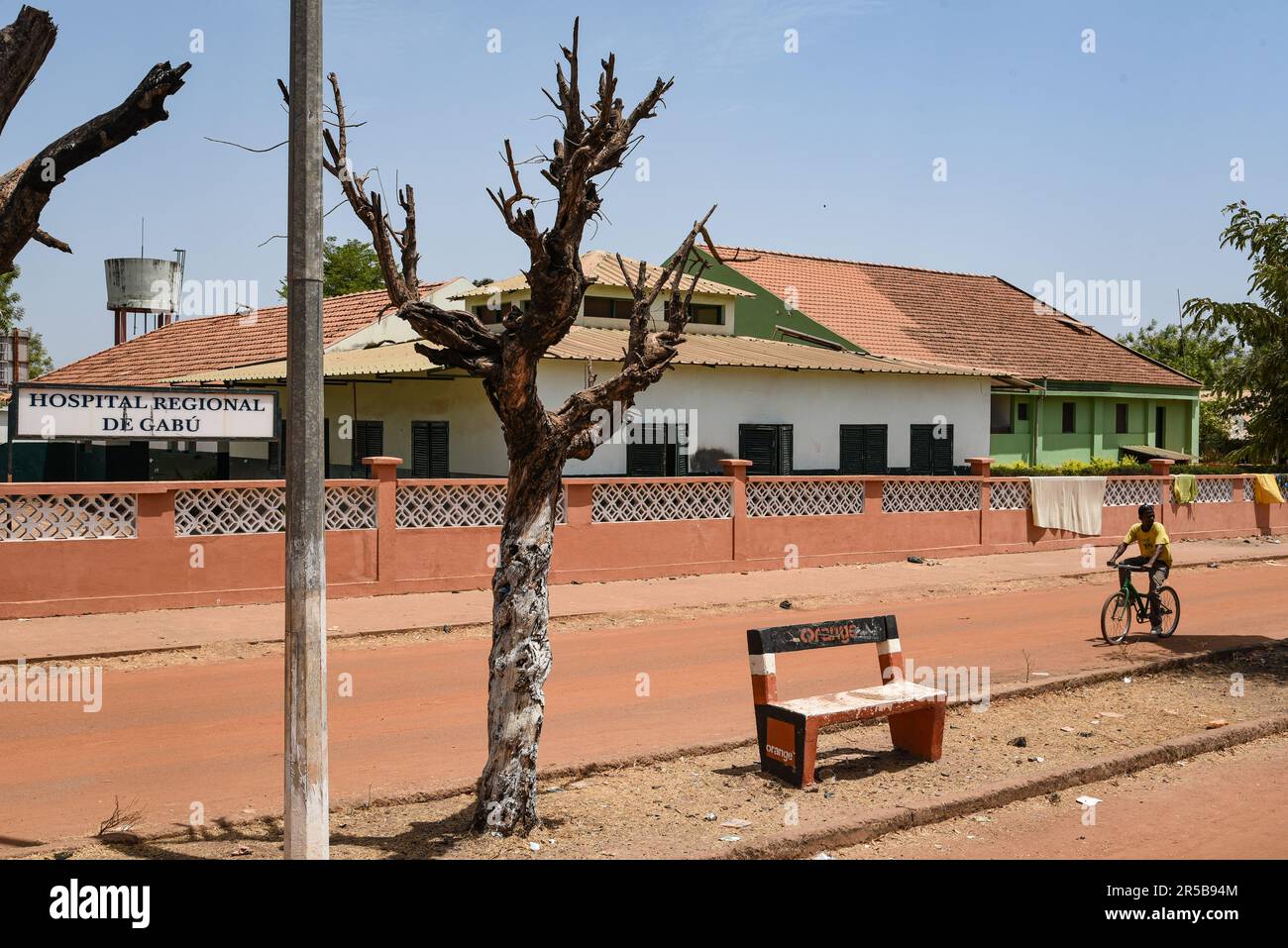 Nicolas Remene / le Pictorium - énergie solaire et développement rural dans la région de Gabu - 16/03/2017 - Guinée-Bissau / Gabu / Gabu - Hôpital régional de Gabu. L'hôpital est équipé d'un S2 pour chaque service, ce qui donne un total de 4 SHS, qui fournissent l'électricité et l'éclairage pour les salles de consultation et les salles adjacentes, ainsi que les zones communes telles que les couloirs. *Système solaire de maison (SHS) : système d'énergie solaire de maison Banque D'Images