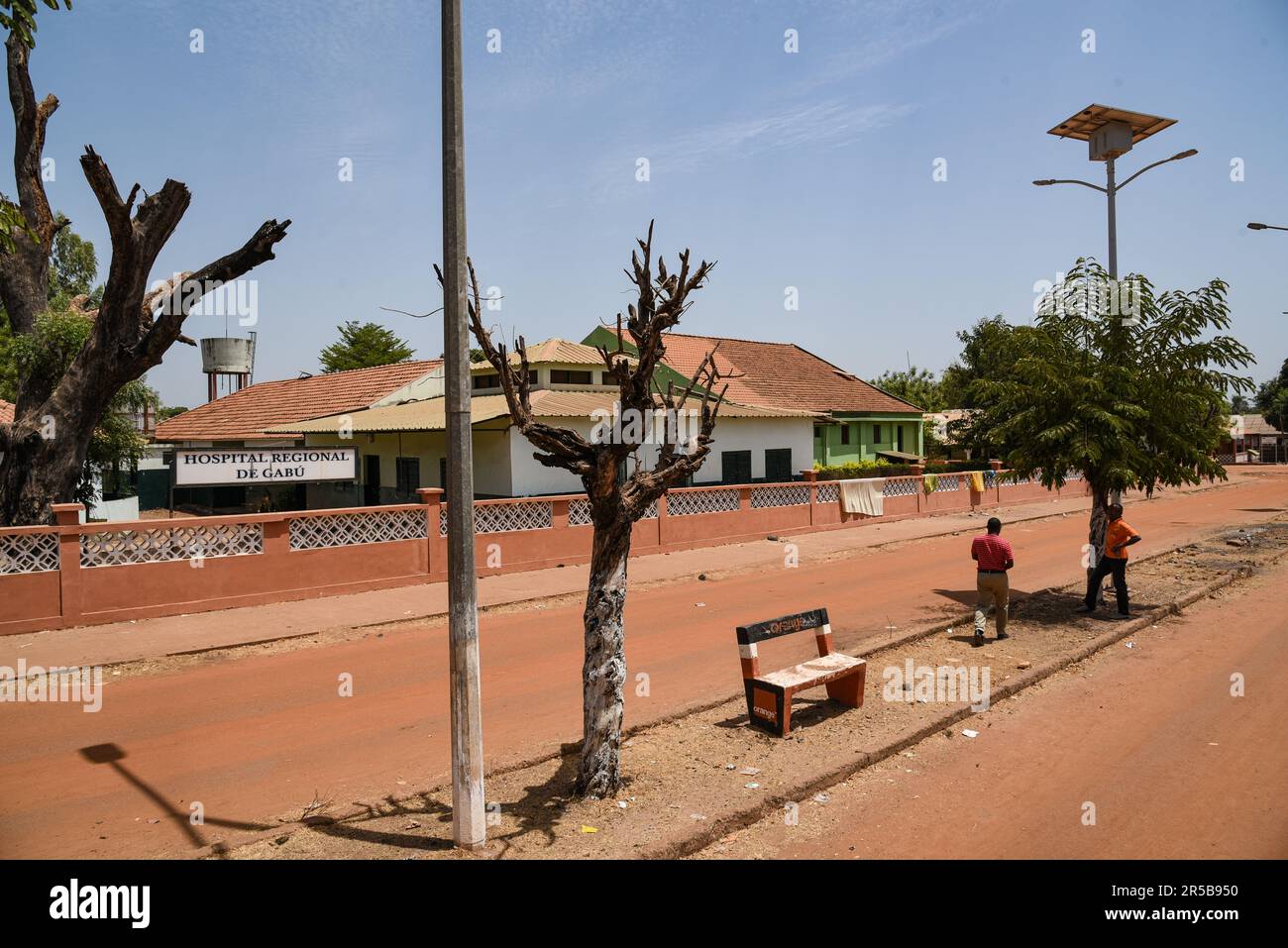 Nicolas Remene / le Pictorium - énergie solaire et développement rural dans la région de Gabu - 16/03/2017 - Guinée-Bissau / Gabu / Gabu - Hôpital régional de Gabu. L'hôpital est équipé d'un S2 pour chaque service, ce qui donne un total de 4 SHS, qui fournissent l'électricité et l'éclairage pour les salles de consultation et les salles adjacentes, ainsi que les zones communes telles que les couloirs. *Système solaire de maison (SHS) : système d'énergie solaire de maison Banque D'Images