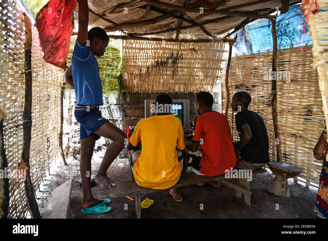 Nicolas Remene / le Pictorium - énergie solaire et développement rural dans la région de Gabu - 16/03/2017 - Guinée-Bissau / Gabu / Gabu - Gabu, installation d'un micro-réseau pour 6 clients, y compris une mosquée, une école coranique (Madersa), 2 commerçants vendant de la glace et de l'eau douce, un espace pour une console de jeux où les jeunes peuvent jouer et des particuliers. Voici Tiana Coulibaly et un réfrigérateur qu'elle utilise pour vendre de la crème glacée. Ses enfants jouent sur PlayStation. *Système solaire de maison (SHS) : système d'énergie solaire de maison Banque D'Images