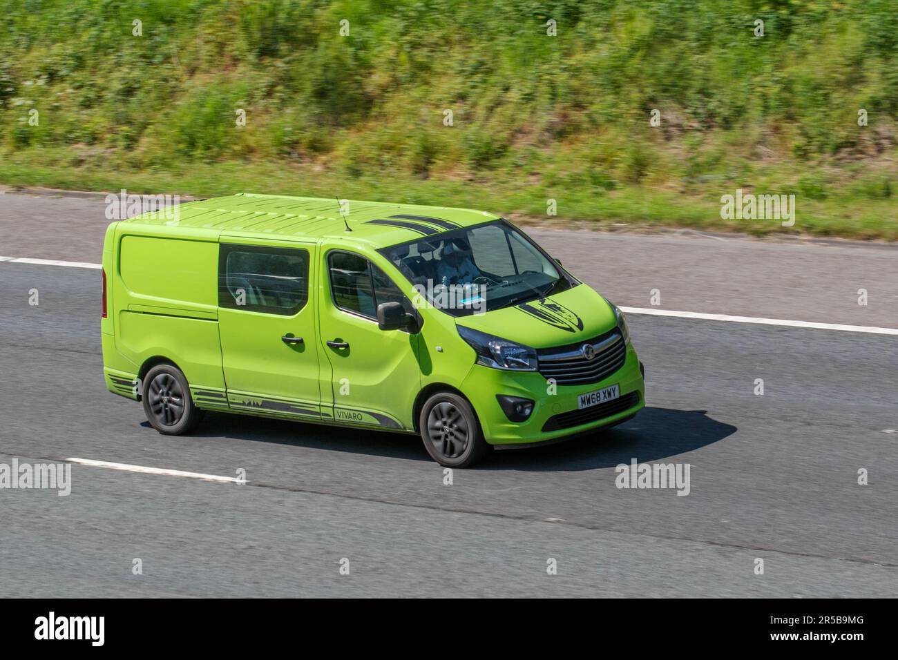 2019 Green Vauxhall Vivaro 2900 LE NAV CDTI B ; se déplaçant à grande vitesse sur l'autoroute M6 dans le Grand Manchester, Royaume-Uni Banque D'Images