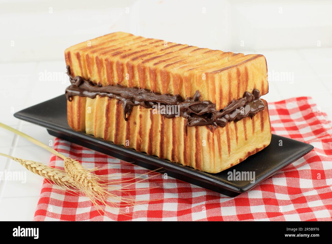 Roti Bakar Bandung avec tartiner au chocolat, West Java populaire pain Toast Street Food Banque D'Images