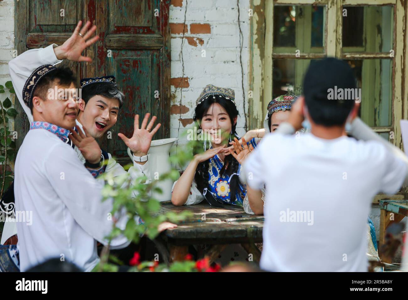 (230602) -- URUMQI, 2 juin 2023 (Xinhua) -- les touristes posent pour des photos sur la rue Liuxing dans la ville de Yining, préfecture autonome de Gli Kazak, région autonome de Xinjiang au nord-ouest de la Chine, 17 mai 2023. Selon des calculs complets effectués par le biais d'une plate-forme de données massives pour les statistiques touristiques et d'une enquête par sondage, de janvier à avril 2023, Xinjiang a accueilli plus de 51,19 millions de touristes, soit une augmentation annuelle de 29,56 %. Pendant ce temps, les revenus du tourisme ont atteint 42,64 milliards de yuans (environ 6,03 milliards de dollars américains), en hausse de 60,59% d'année en année. (Xinhua/Hao Zhao) Banque D'Images