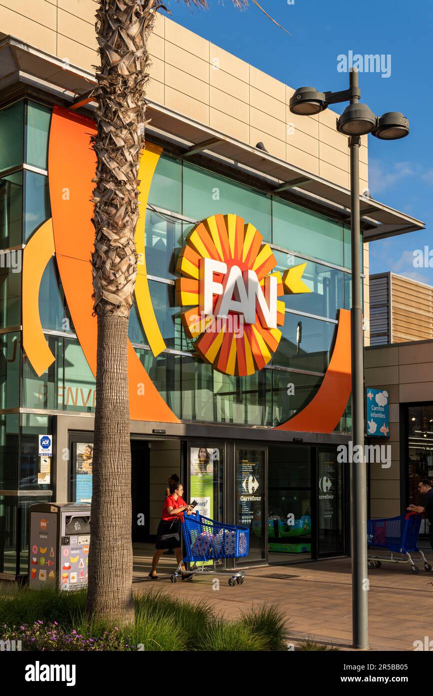 Palma de Mallorca, Espagne; mai 19 2023: Fan centre commercial avec des gens shopping dans ses magasins. Palma de Majorque, Espagne Banque D'Images