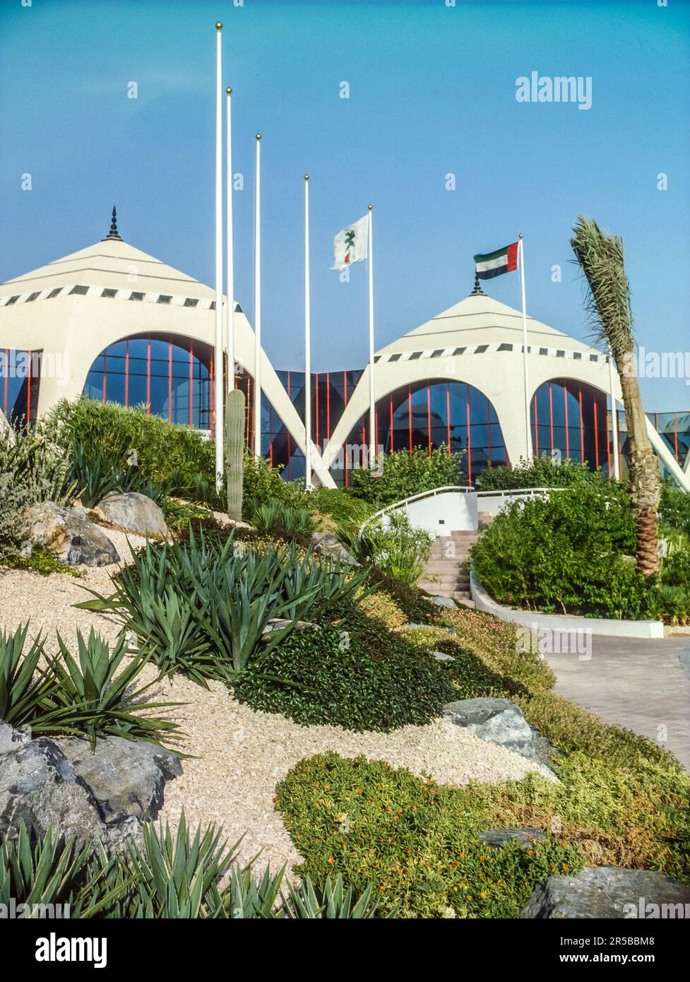 Le Dubai Emirates Golf Club vers 1998 avec architecture pour ressembler à une tente bédouine arabe. Le Emirates Golf Club a été le premier club de golf à avoir été construit à Dubaï en 1988. Banque D'Images