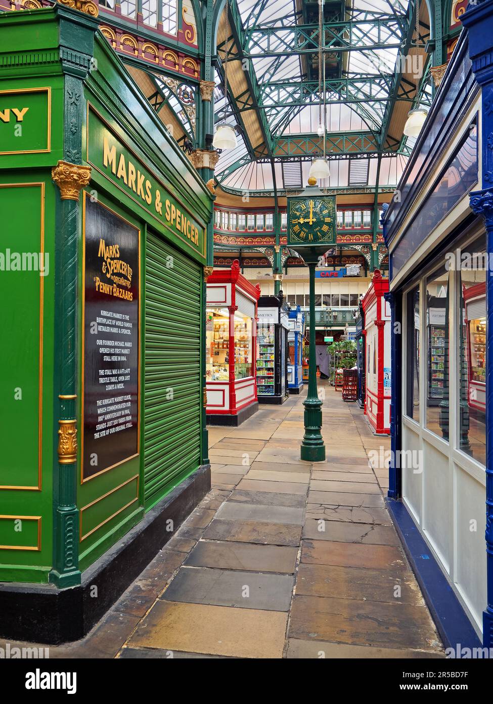 Royaume-Uni, West Yorkshire, Leeds, Kirkgate Market, Marks et Spencer Stall Banque D'Images