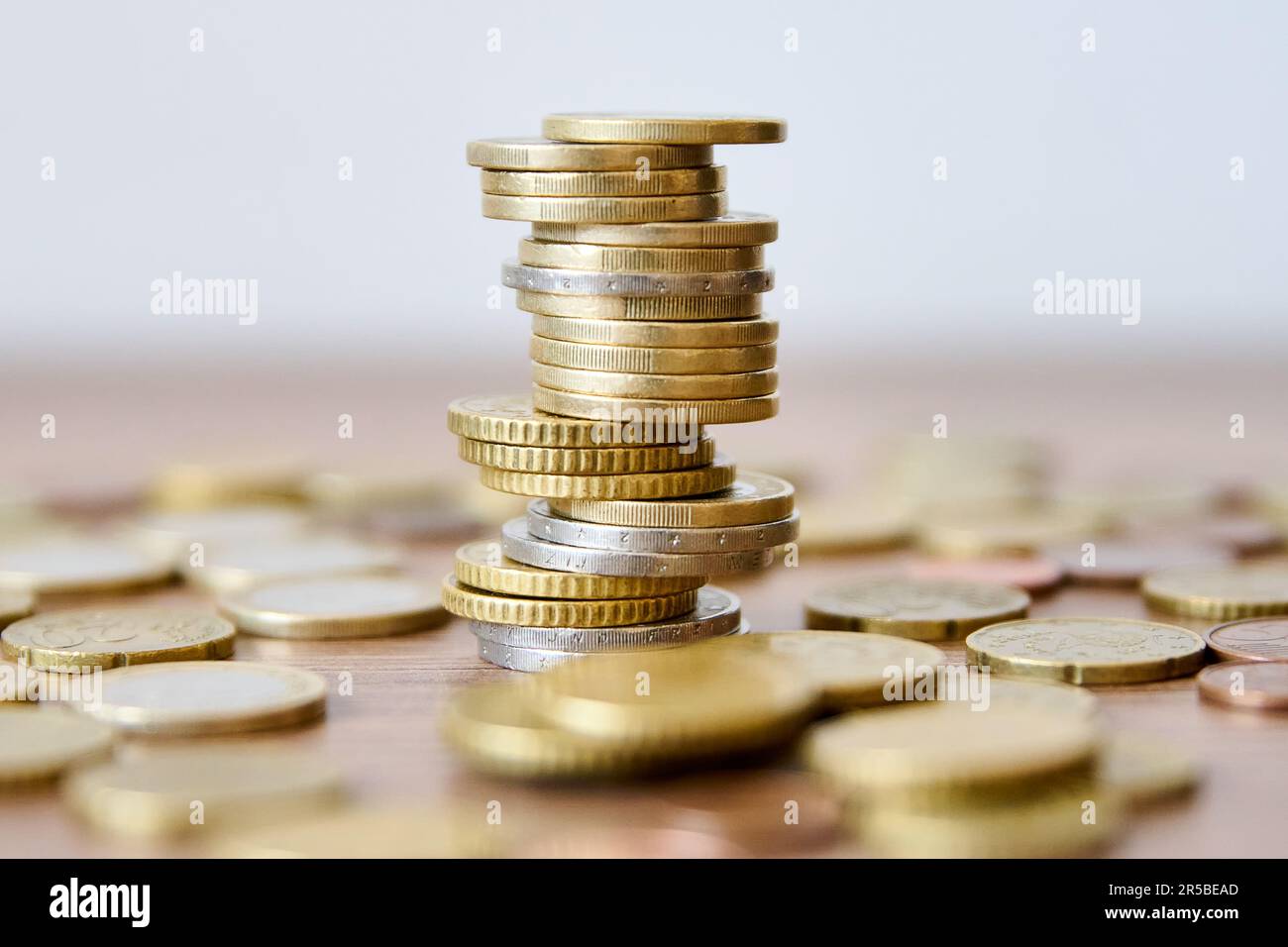 Un tas de pièces de monnaie sur une table en bois avec une faible profondeur de champ Banque D'Images