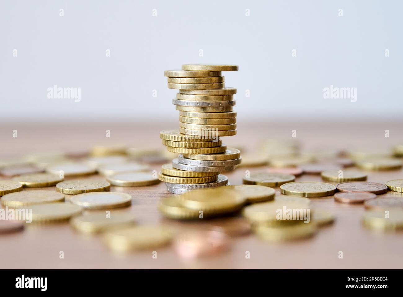 Un tas de pièces de monnaie sur une table en bois avec une faible profondeur de champ Banque D'Images